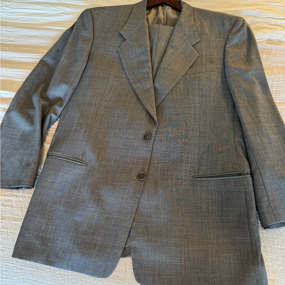 Giorgio Armani Grey 44R men’s suit. Pants are pleated. Smoke free home